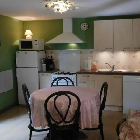 House Chenillet Semesterbostad *
